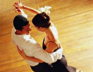 זוג נשואי רוקד ריקודים סלוניים ולטיניים על רחבת הריקודים