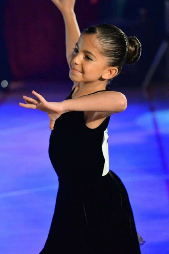 תלמידה צעירה בתחרות ריקודים סלוניים ולטיניים