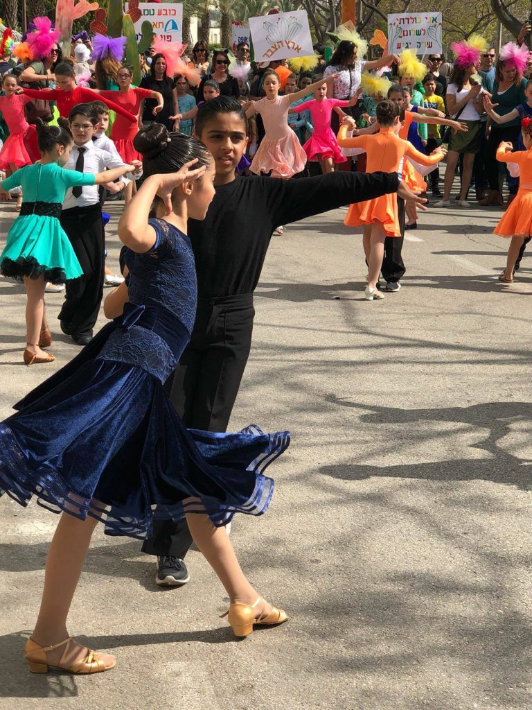 רקדני מופעי ריקוד עירוניים באירוע פורים בעיר מודיעין