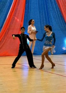 זוג מתחרים רוקדים ג'ייב בתחרות ריקודים סלוניים ולטיניים