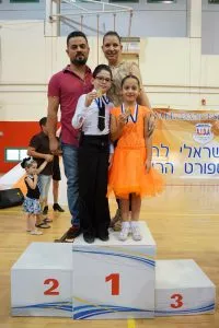 מנהלי דאנס קונטיננטל עם זוג רקדנים צעיר שניצח במקום ראשון בתחרות ריקודים סלוניים ולטיניים ארצית