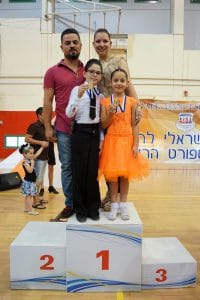 מנהלי דאנס קונטיננטל עם זוג רקדנים צעיר שניצח במקום ראשון בתחרות ריקודים סלוניים ולטיניים ארצית