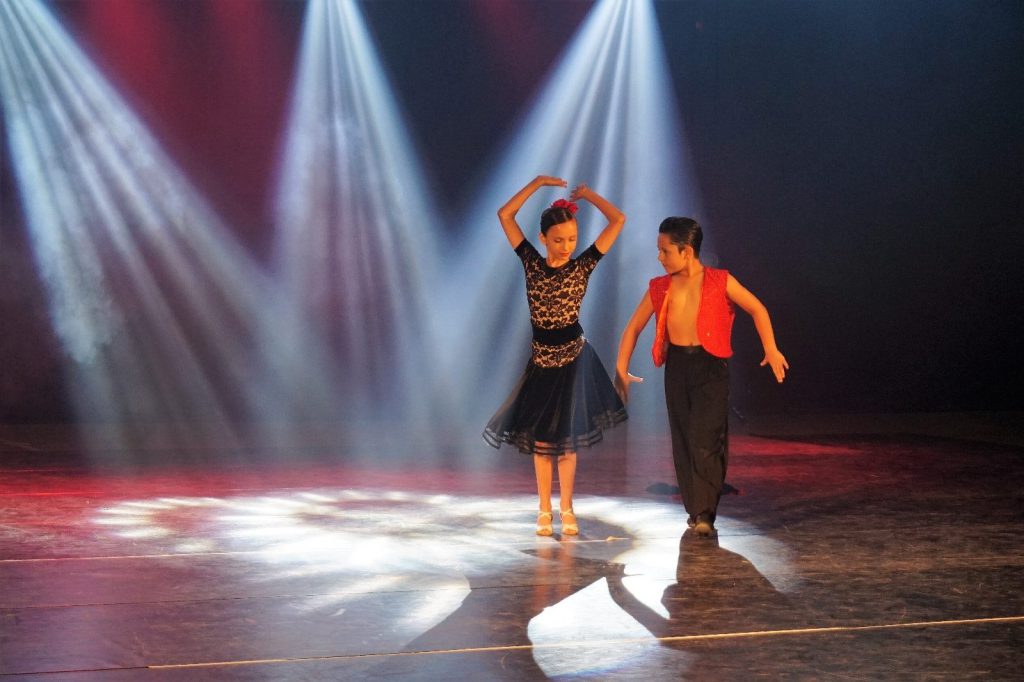 רקדני ריקודים סלונים ולטיניים צעירים מופיעים באירוע לכבוד בר מצווה