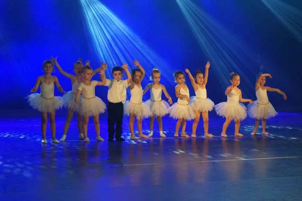 תלמידים הקטנטנים של חוג מחול ותנועה לגיל הרך במופע סוף שנה