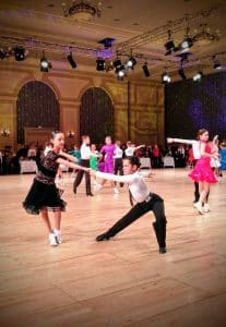רקדנים צעירים מתחרים בתחרות ריקודים סלוניים ולטיניים