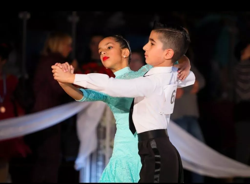 ללמוד לרקוד כמו זוג תלמידים צעירים בתחרות ריקודים סלוניים