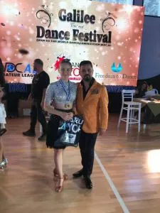 רקדנית סולו שקיבלה מדליה בתחרות ריקודים סלוניים ולטיניים עם מנהל בית הספר אבי צור