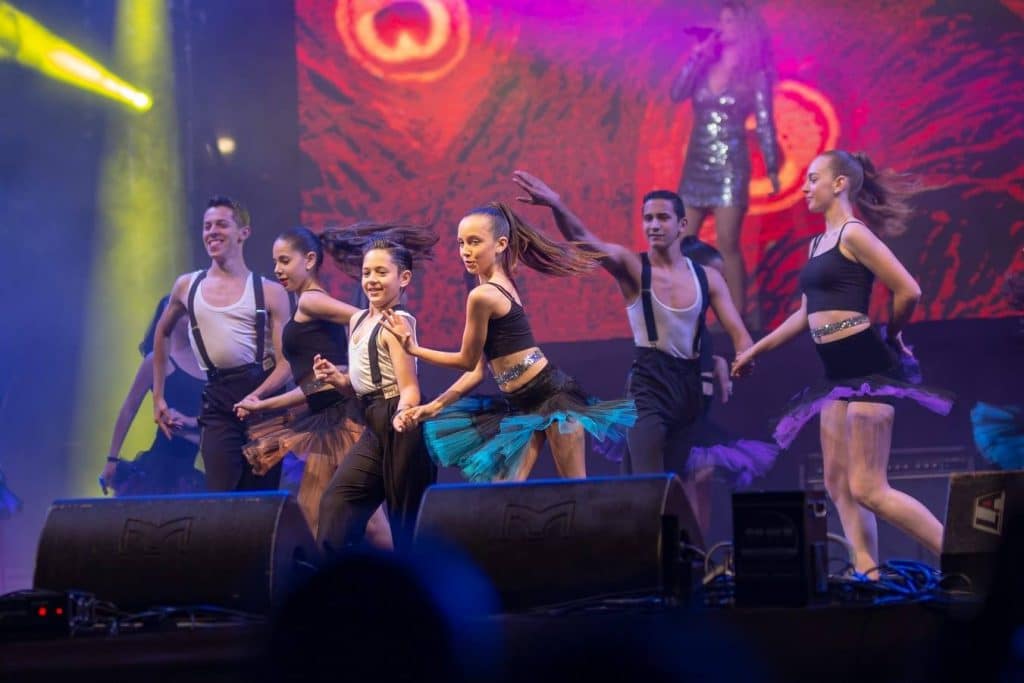 צוות רקדני ריקודים סלוניים ולטיניים במופע עירוני לכבוד יום העצמאות