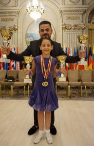 מנהל בית הספר עם רקדנית סולו שניצחה בתחרות ריקודים סלוניים ולטיניים בינלאומית