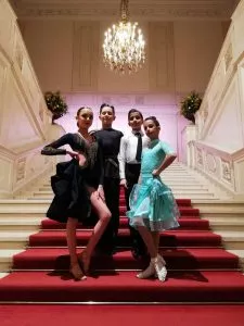 שתי זוגות רקדנים בתחרות לריקודים סלוניים ולטיניים בחו''ל