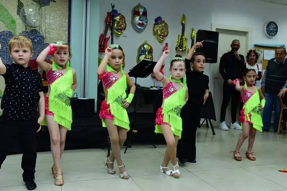 תלמידי חוג מחול ותנועה לקטנטנים במופע ריקודים סלוניים מול הוריהם