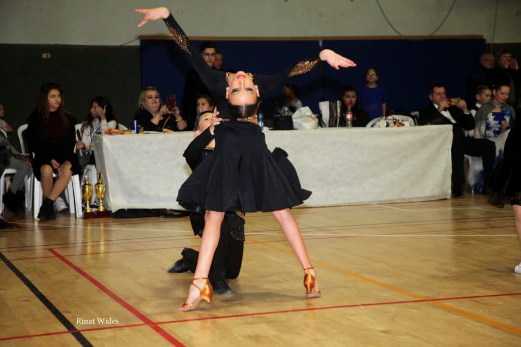 זוג רקדנים בתחרות ריקודים סלוניים ולטיניים