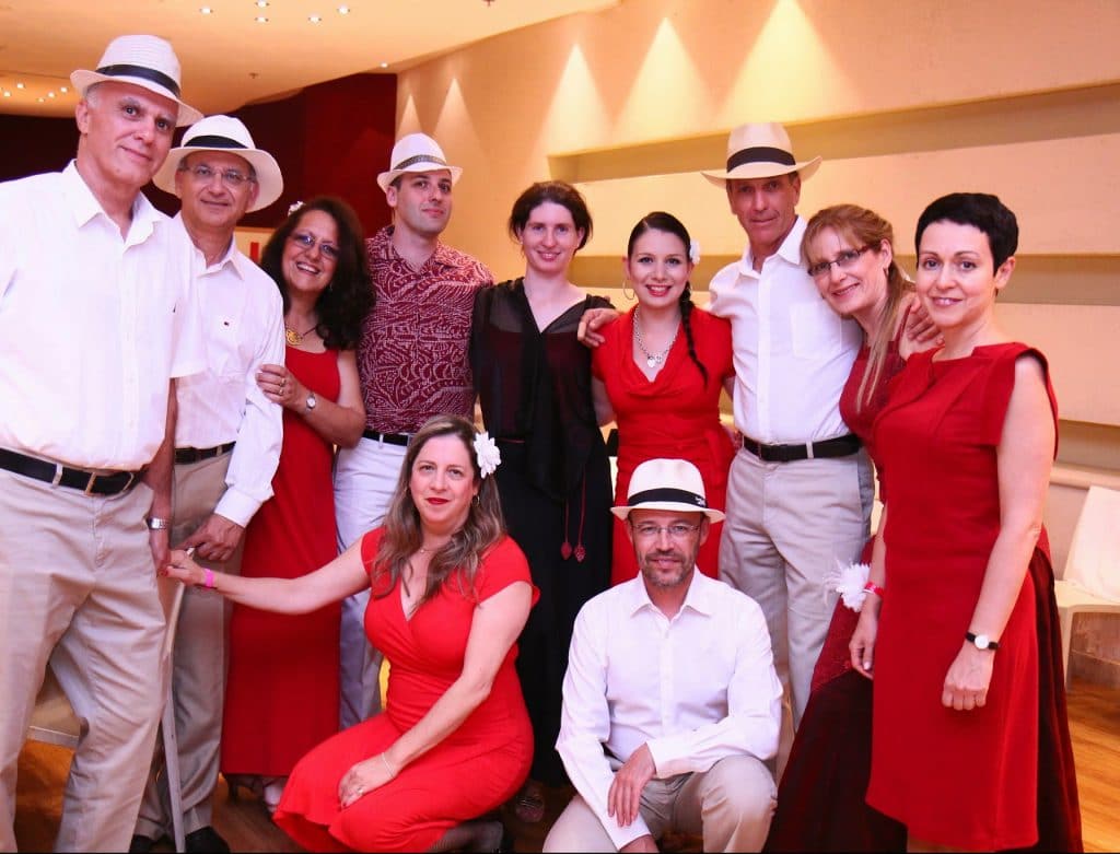 קבוצת מבוגרים רקדני ריקודים סלוניים ולטיניים