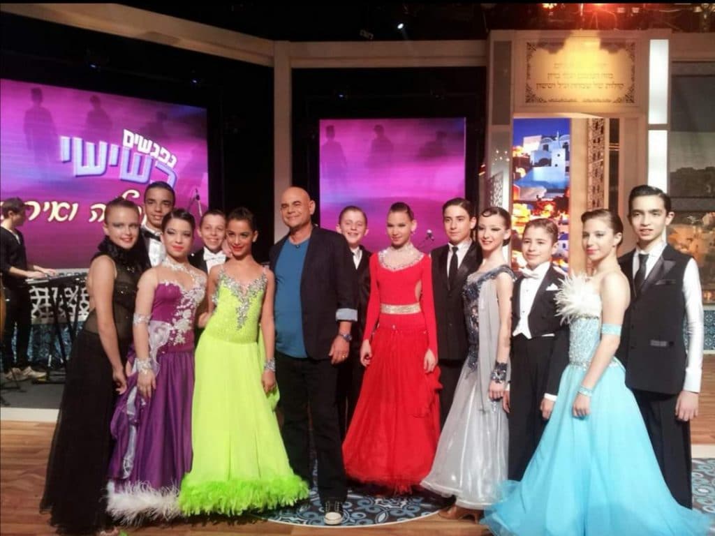 רקדנים של מופעי ריקוד להפקות טלוויזיה בתוכנית "נפגשים בשישי עם יענקלה ואירית" בערוץ 11