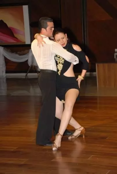 מנהלי בית הספר מדגימים את אחד מסוגי ריקודים לטיניים- רומבה