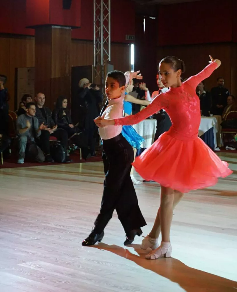 זוג רקדנים מדגים את אחד מסוגי ריקודים לטינים- צ'ה צ'ה צ'ה