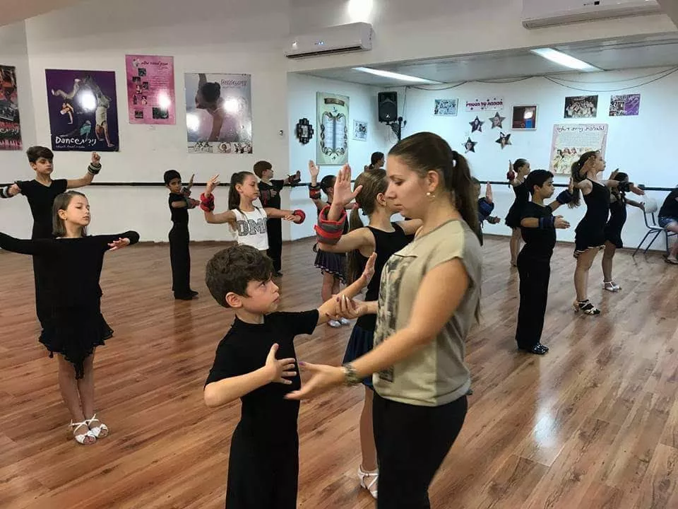 אירה צור בזמן ההדרכה בחוג ריקודים לילדים