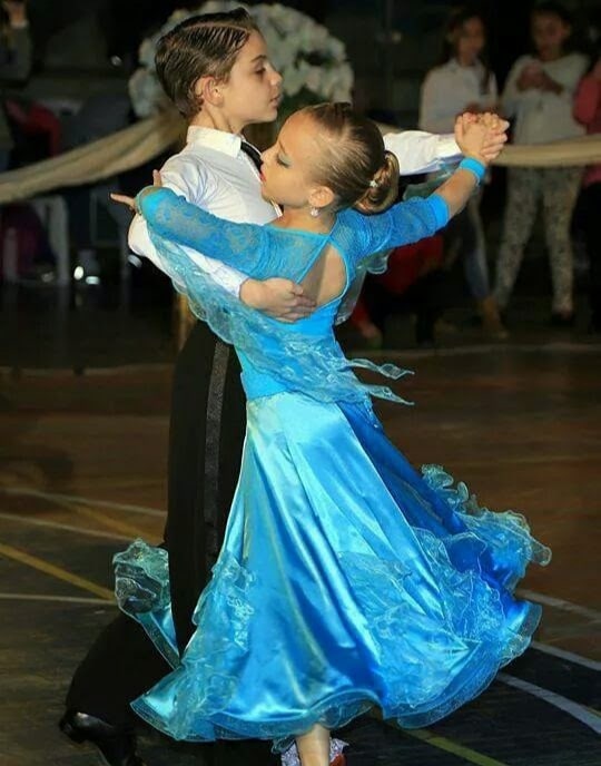 תלמידי חוג ריקודים סלוניים ולטיניים לילדים בתחרות ארצית